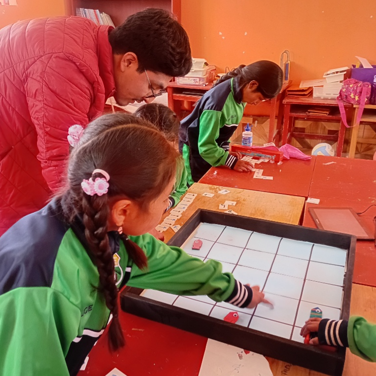 Niños peruanos aprendiendo programación en curso MindBlock creando videojuegos y arte digital